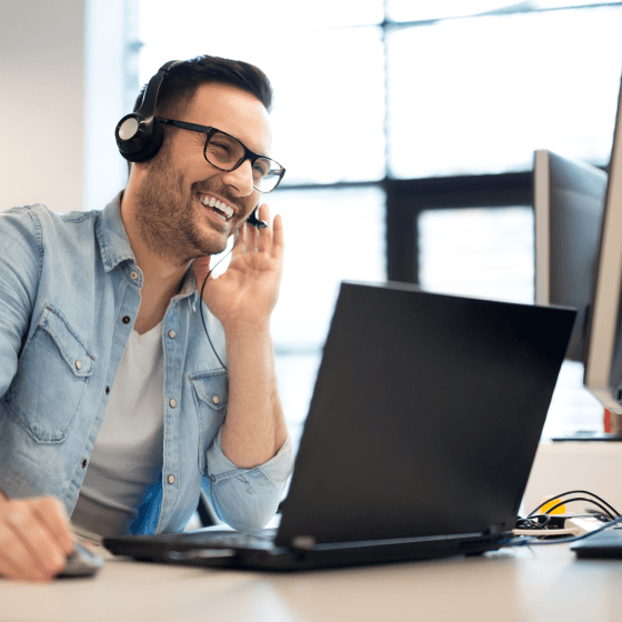 A man wearing a headset, representing the transformation of sales strategies with data-driven insights and analytics for maximum effectiveness.